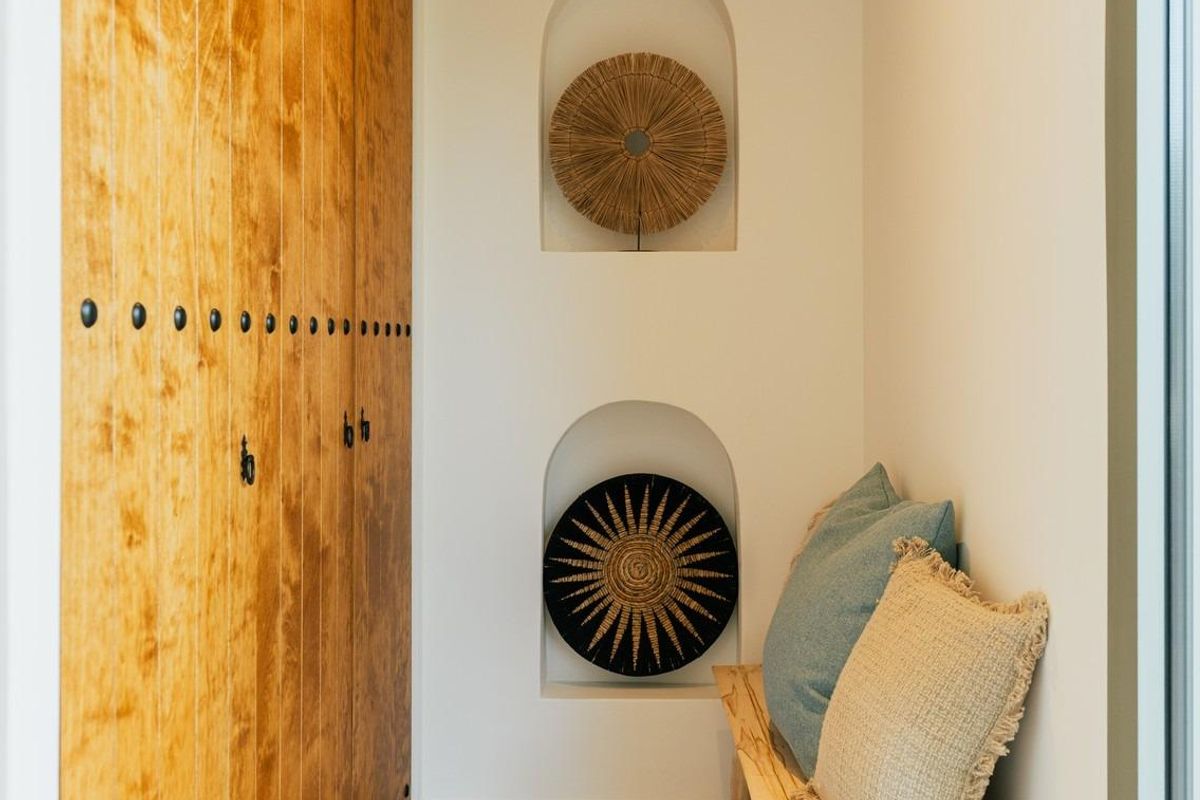 Gang met houten opbergruimte en decoratieve elementen in een 3-slaapkamer villa in Jávea Xàbia.