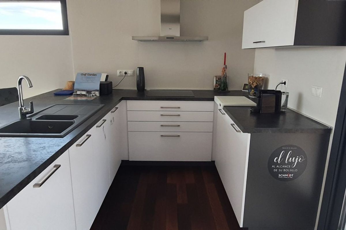 Heldere keuken met minimalistische esthetiek, met moderne kasten in de villa in Finestrat.