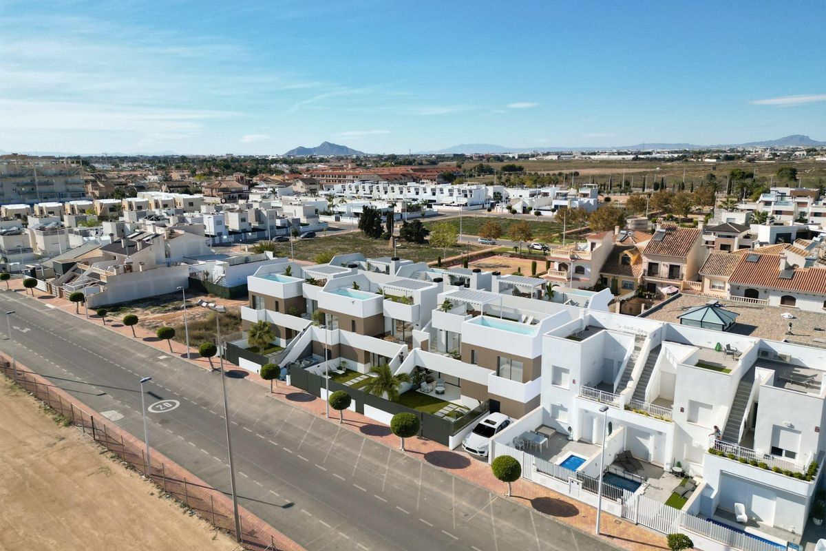 Luchtfoto van modern appartementencomplex in San Pedro del Pinatar, met tuinen en zwembaden.