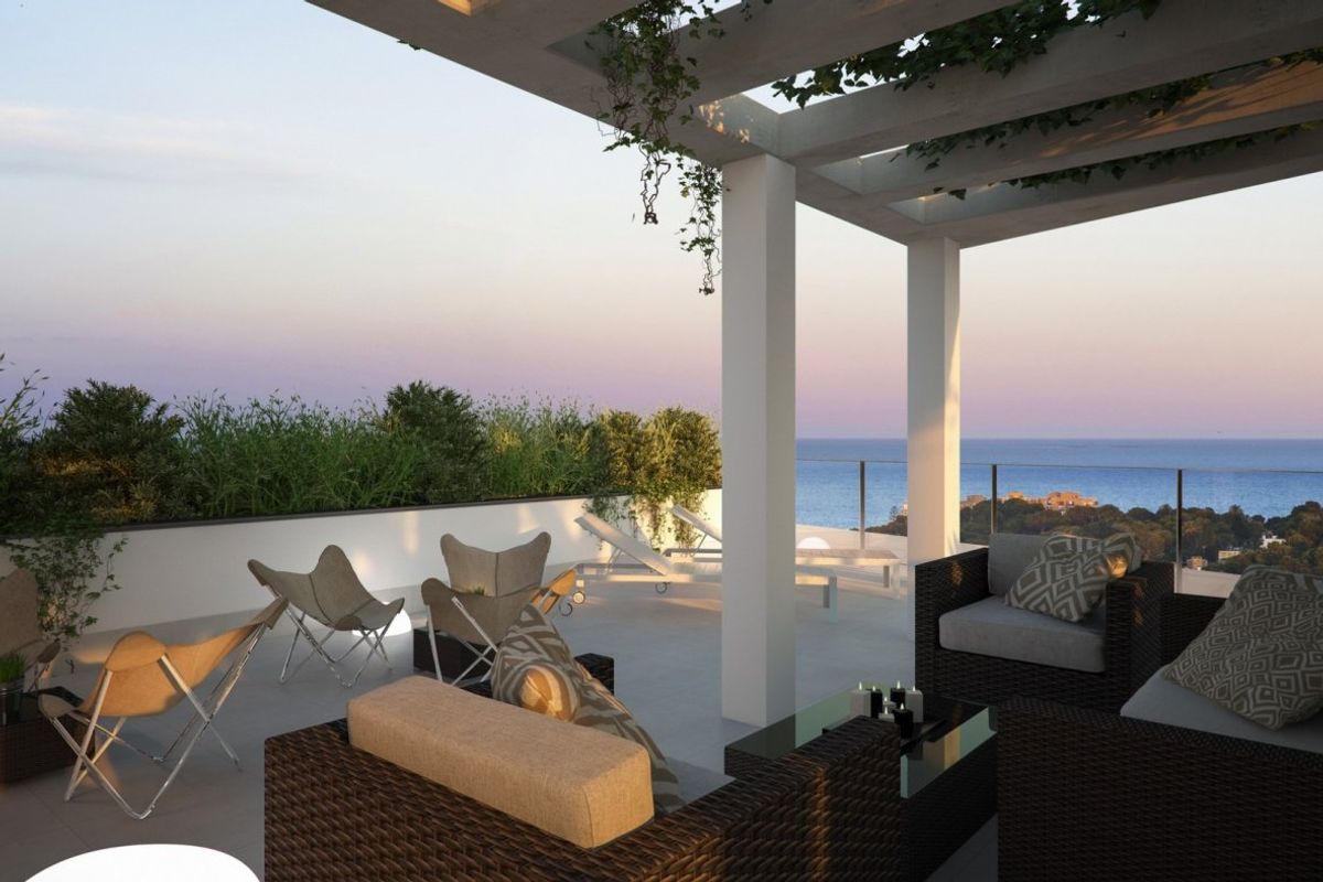 Gezellig terras met zitplaatsen en uitzicht op de oceaan vanuit een 3-slaapkamer appartement in Orihuela Costa, ideaal voor avonden.