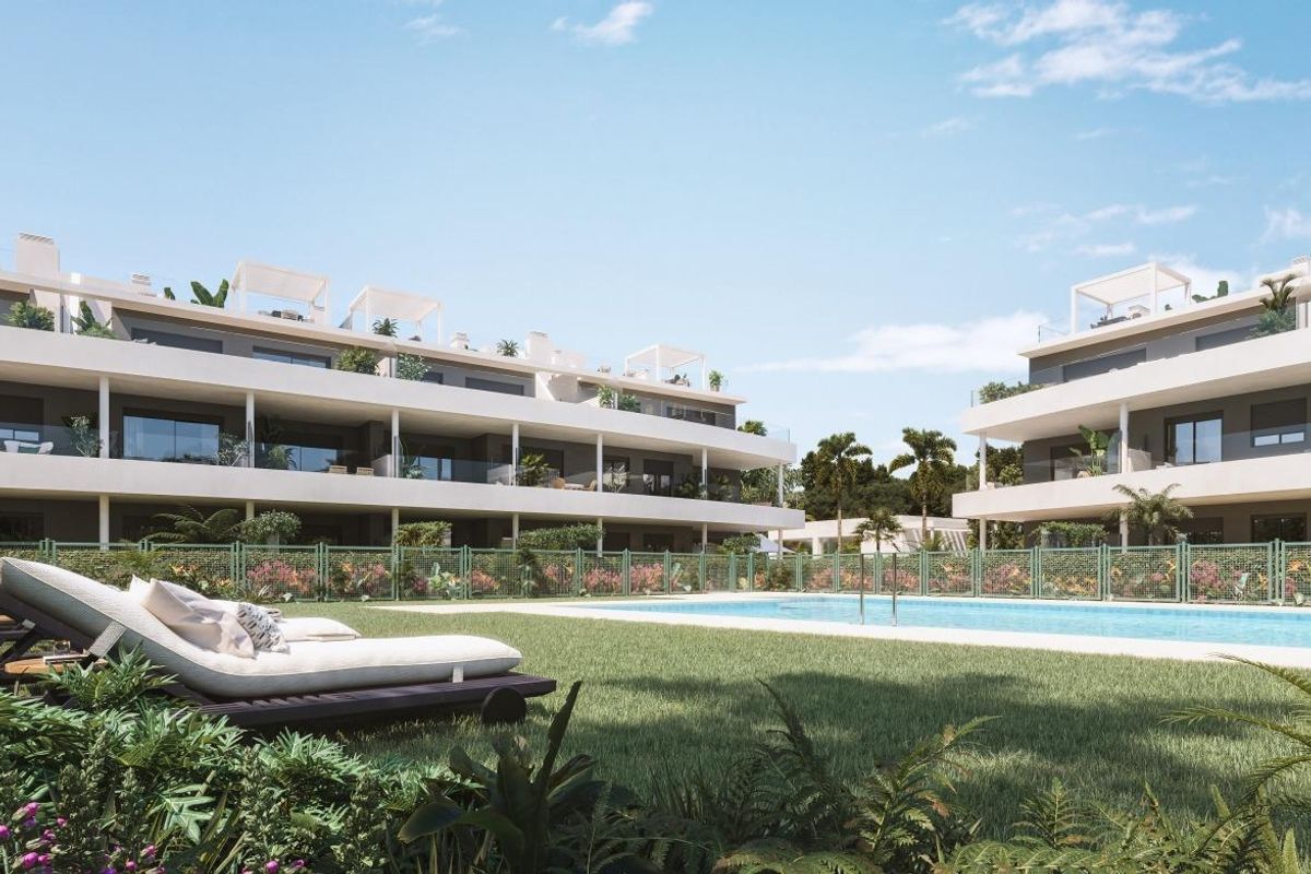 Buitenzicht op een luxe penthouse complex in Estepona met een zwembad en landschapsparken.