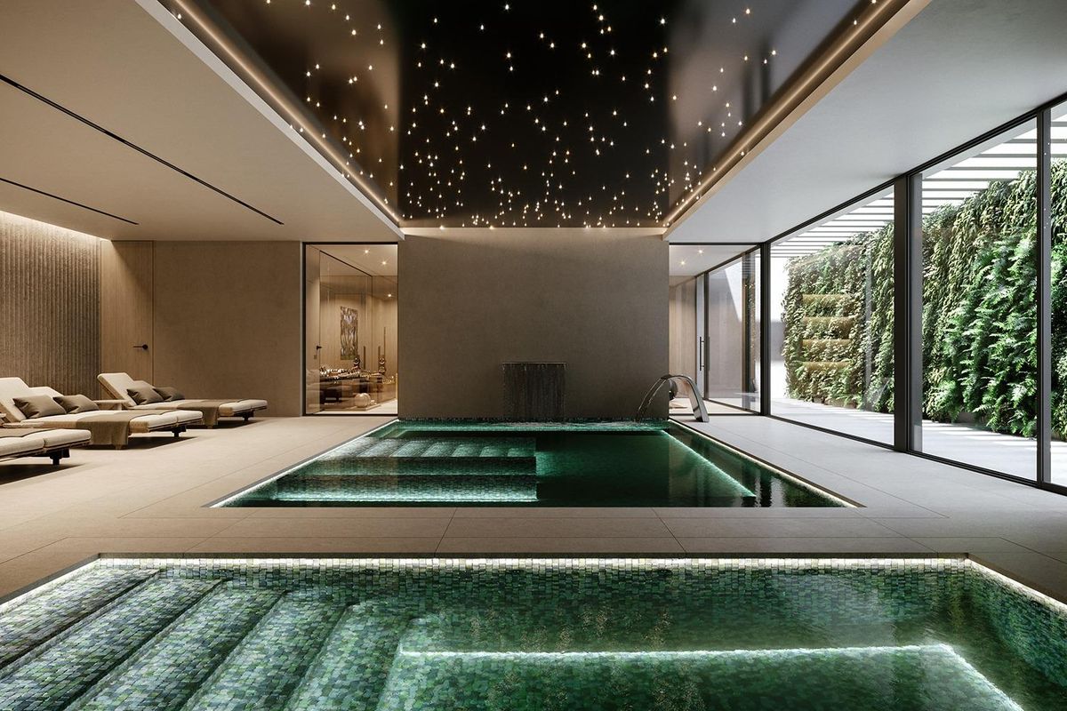 Moderne binnenzwembadruimte met een ontspannende sfeer in een luxe appartementcomplex in Casares.