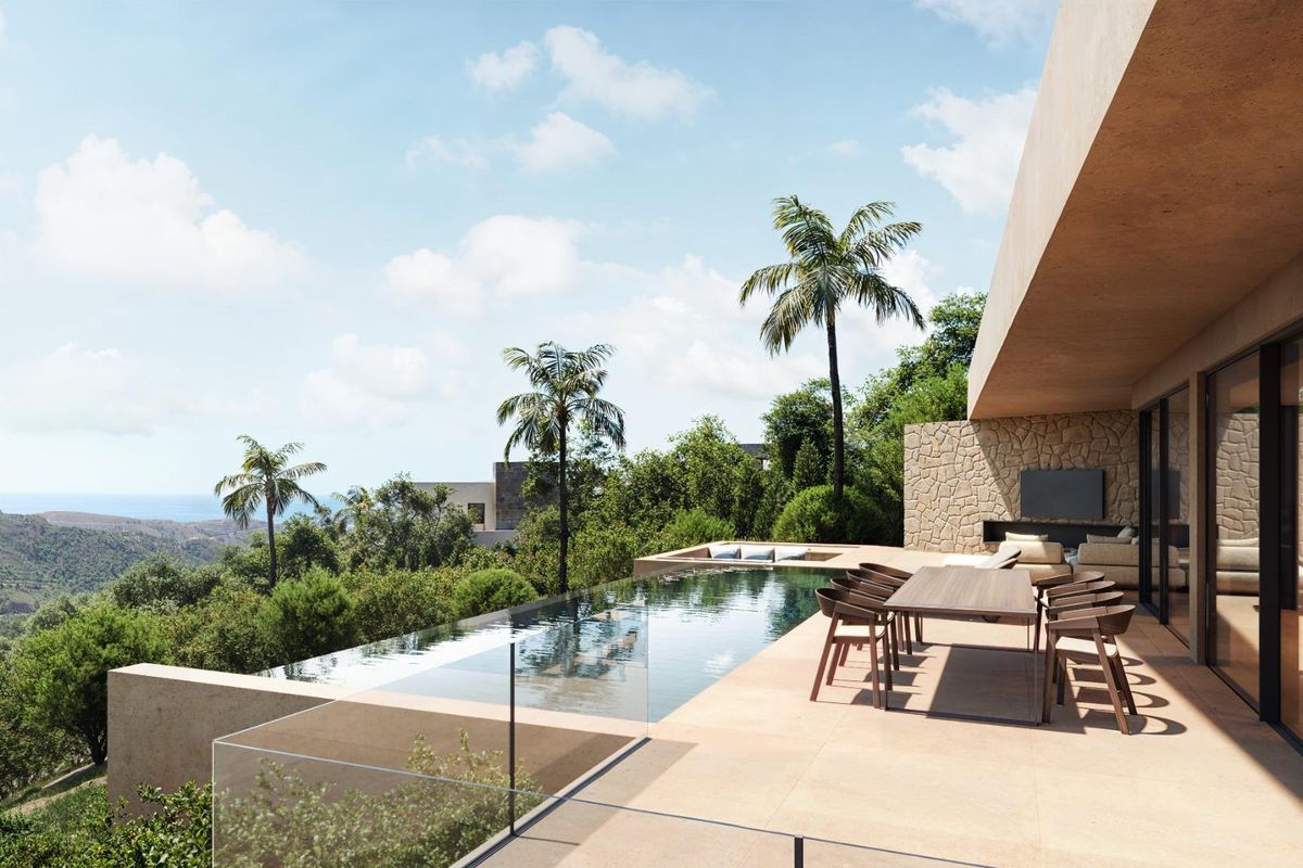 Het terras van de villa in Benahavís heeft een infinity pool en zitjes met een prachtig uitzicht.