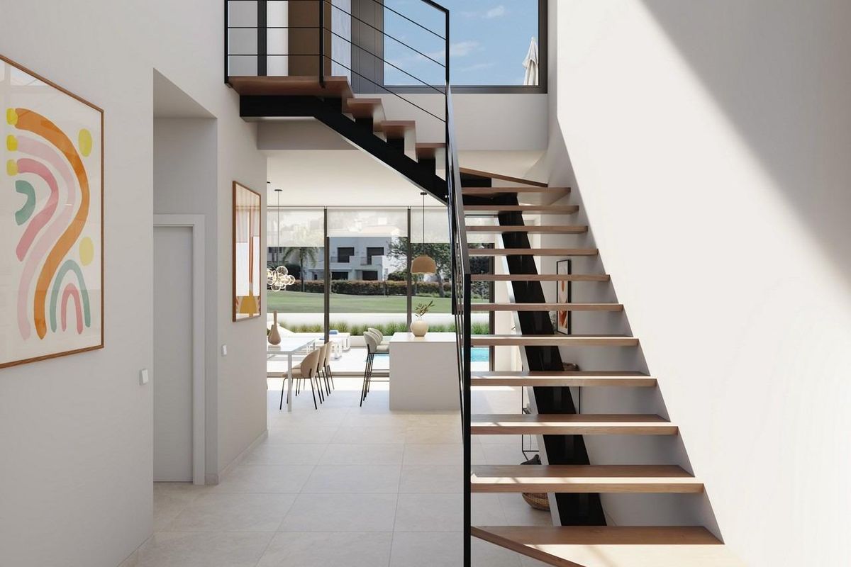 Moderne trap leidt naar de bovenverdiepingen in de villa in San Javier, met een open indeling.