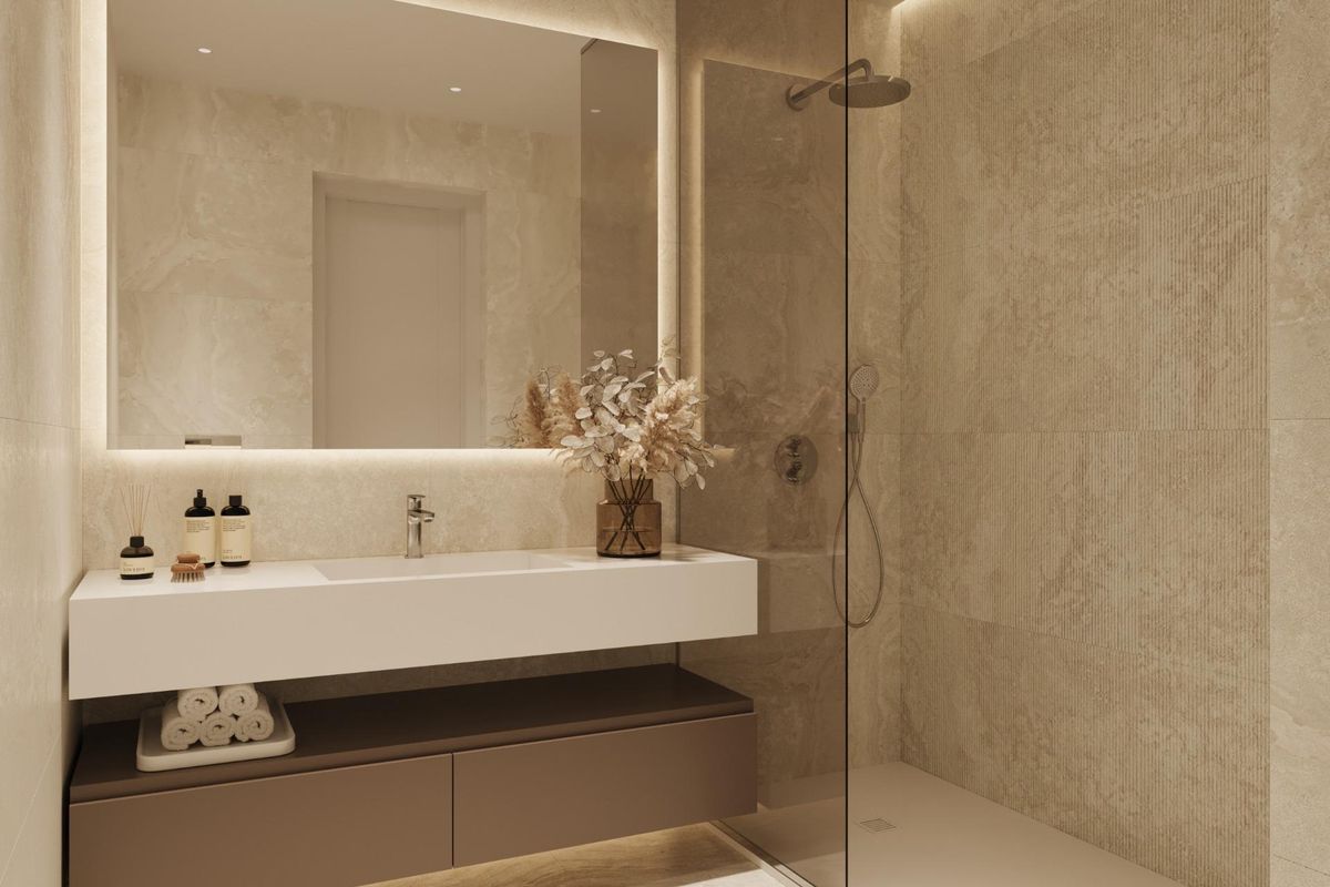 Elegante badkamer met stijlvolle inrichting en ruime douche in een appartement in Estepona.
