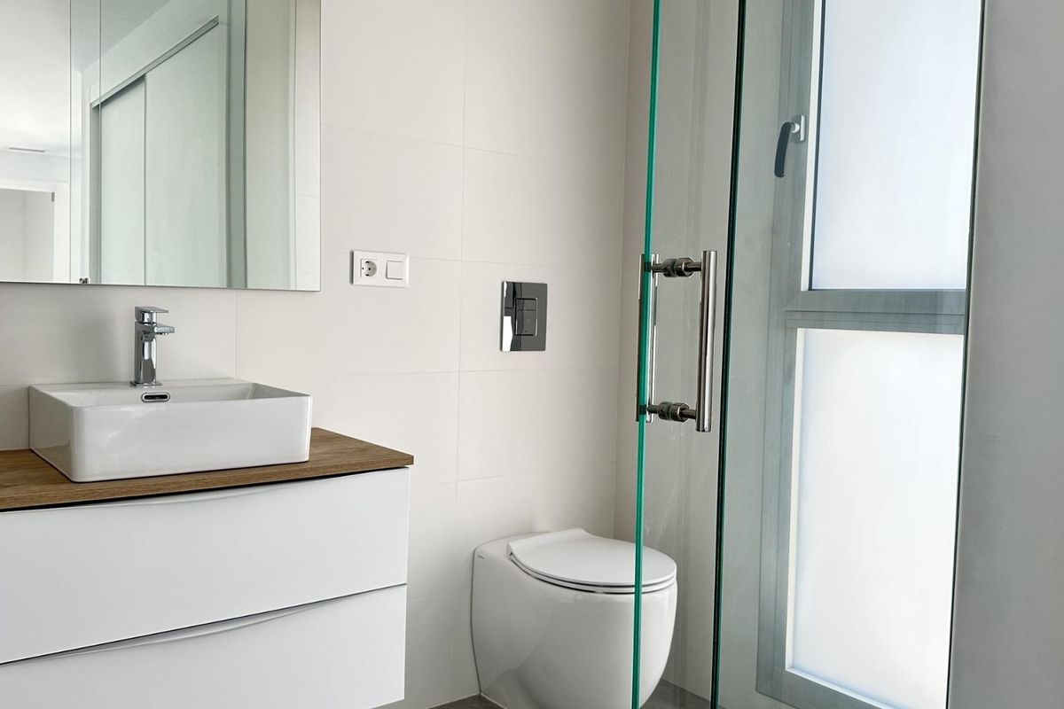 Moderne badkamer met een minimalistisch ontwerp, met een wastafel en douche in een villa in Algorfa, Costa Blanca Zuid.