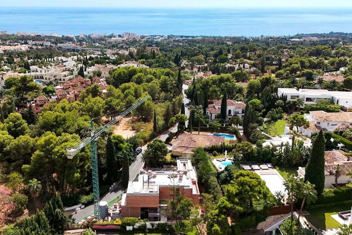 Luchtfoto van Marbella met de luxueuze villa temidden van weelderig groen en de kustlijn.