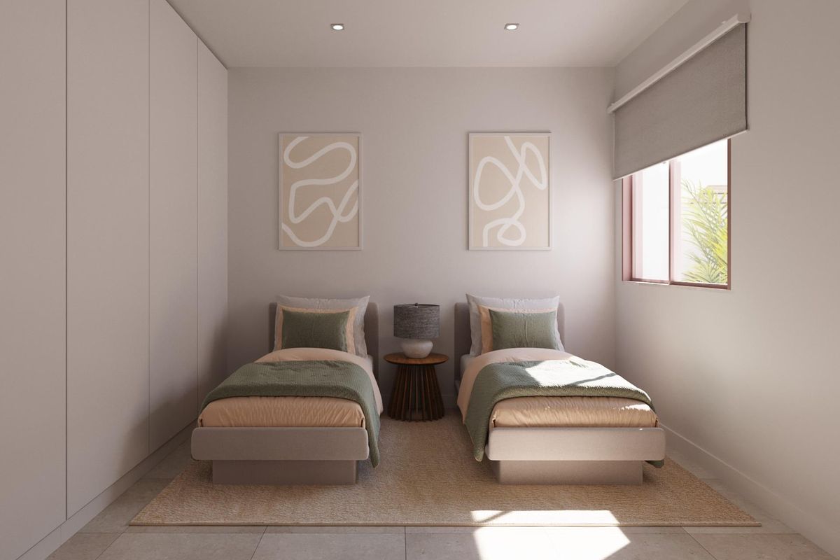 Heldere twind slaapkamer met eenvoudige inrichting en natuurlijk licht in een townhouse in Torre Pacheco, Spanje.