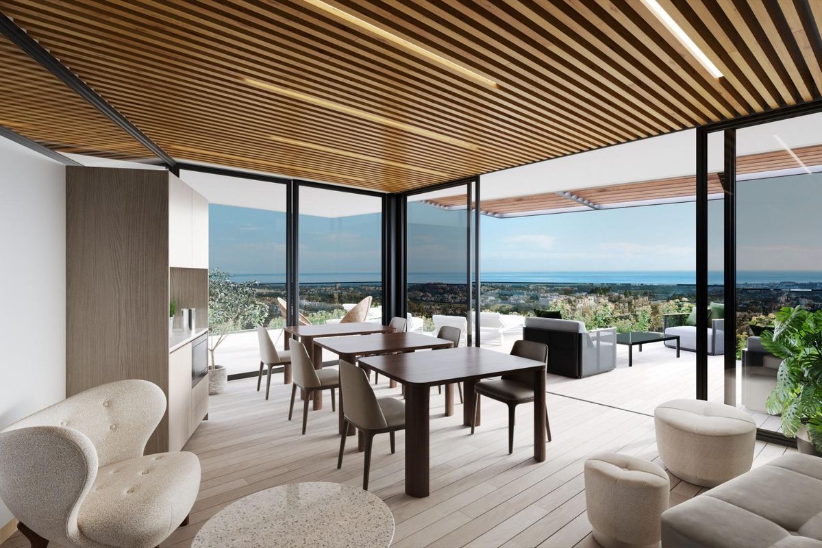 Helder woonkamer met panoramisch uitzicht, houten plafond en moderne meubels in Benahavís appartement.