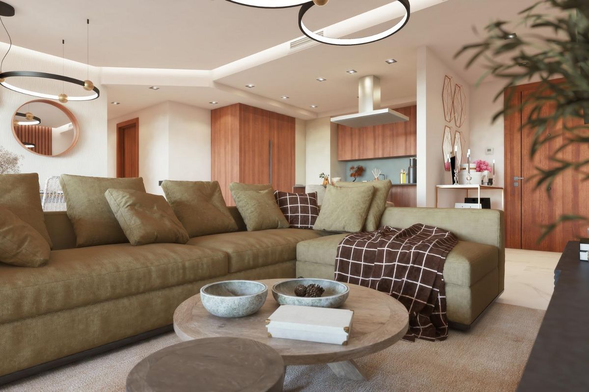 Comfortabele zithoek in een appartement in Marbella, met pluizige banken en decoratieve accenten.
