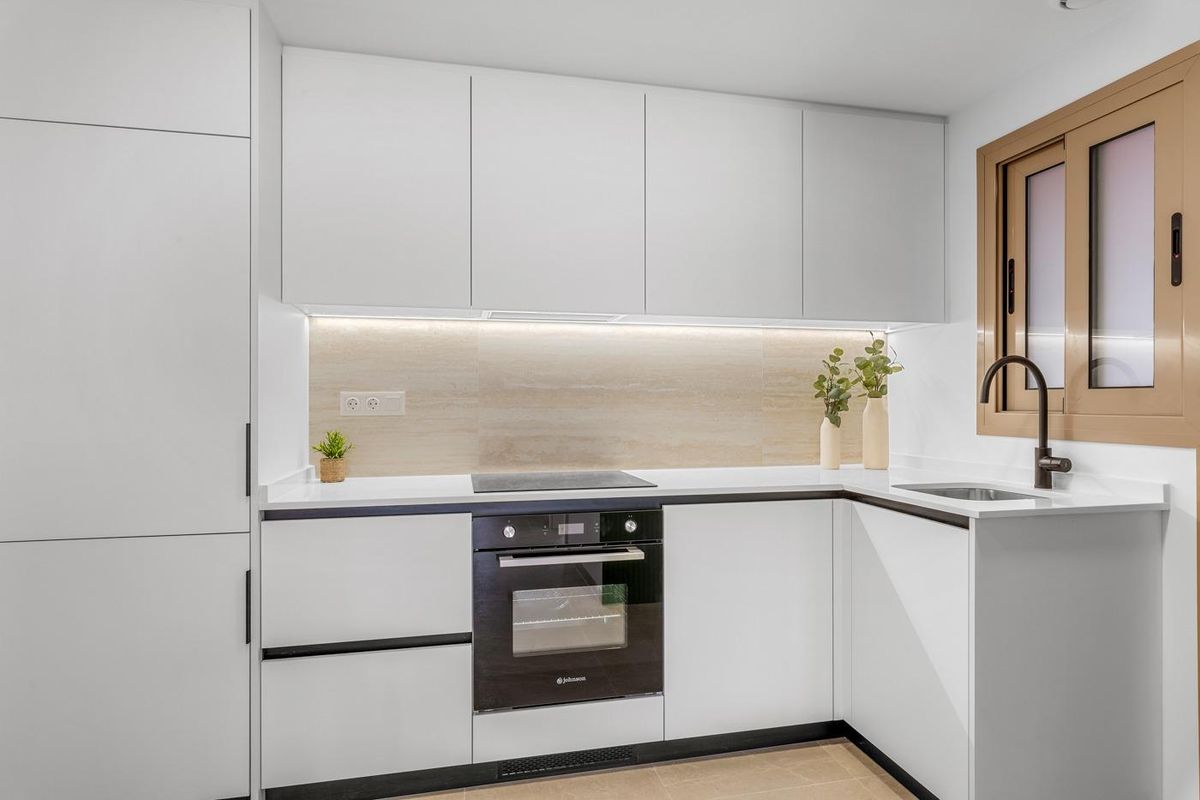 Hedendaagse keuken met strakke ontwerpen in een 3-slaapkamer penthouse in Jacarilla, Costa Blanca Zuid, Spanje.
