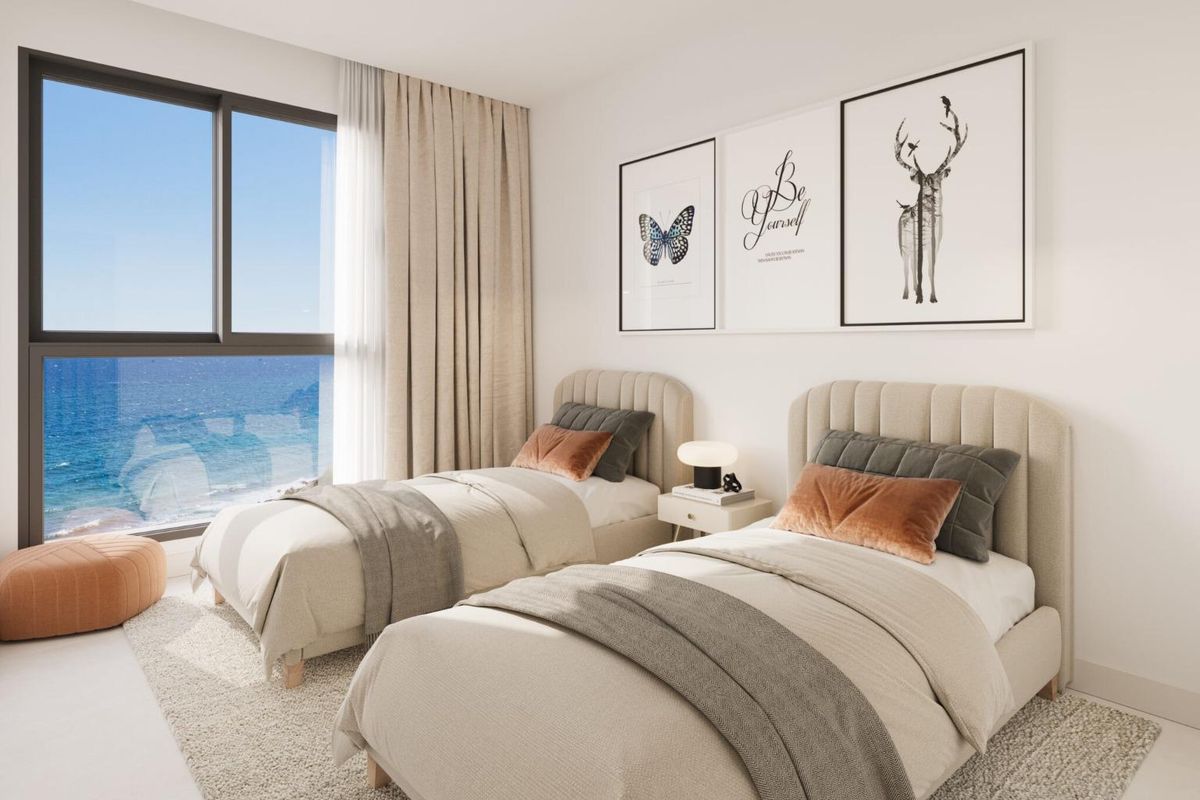 Ruim twin slaapkamer met uitzicht op zee in een 3-slaapkamer townhouse in Vélez Málaga, Costa del Sol.