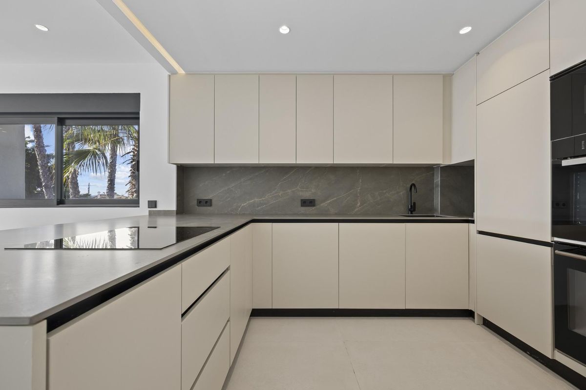 3-Slaapkamer Duplex Estepona Zeezicht - Afbeelding 15