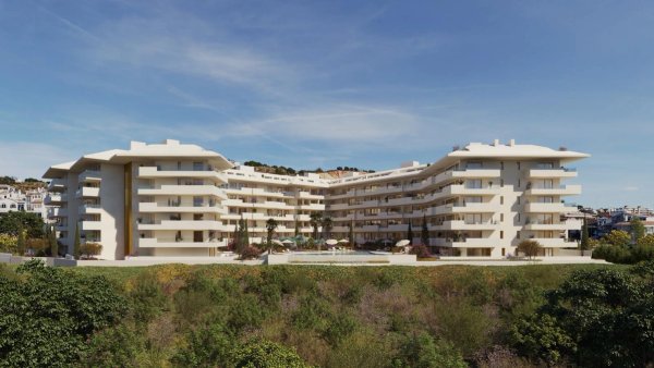 Buitenzicht op een modern 2-slaapkamer appartement in Fuengirola, met stijlvolle architectuur en groene omgeving.