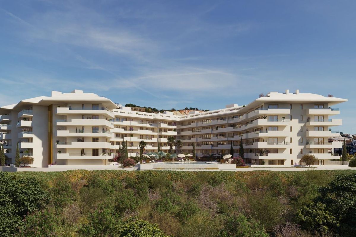 Buitenzicht op een stijlvol penthousegebouw in Fuengirola, met moderne architectuur.