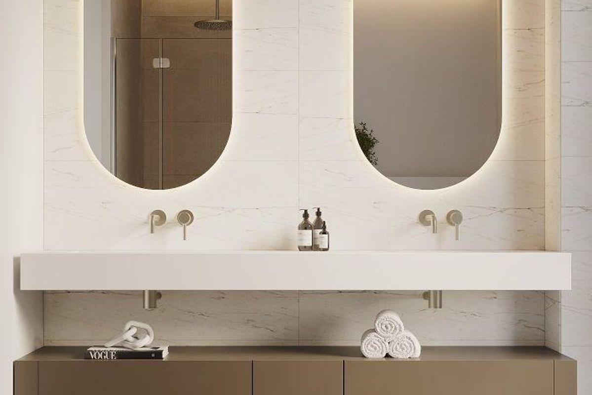 Gestroomlijnd badkamer met dubbele wastafels en stijlvolle spiegels, ontworpen voor modern comfort in Estepona, Costa del Sol.