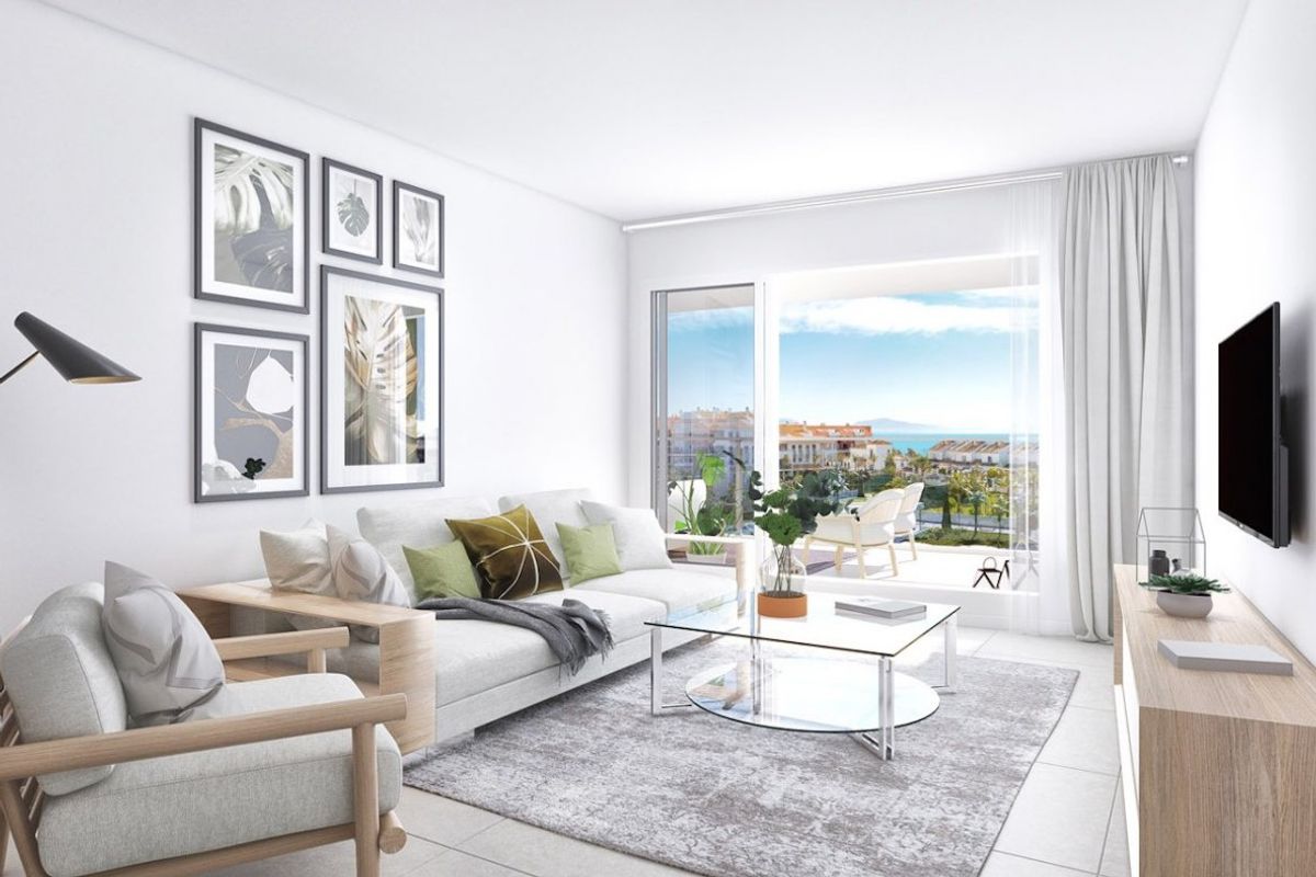 Moderne woonkamer in een penthouse met zeezicht en stijlvolle decoratie in Manilva, Costa del Sol.