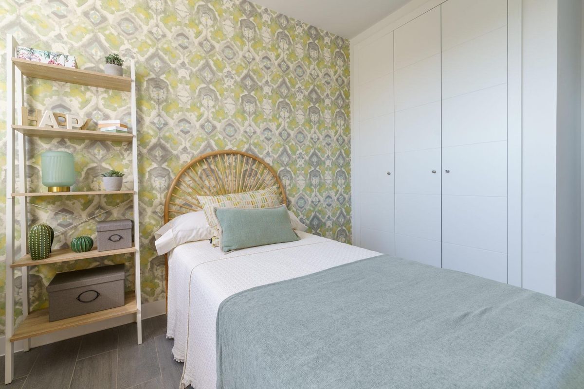 Stijlvolle slaapkamer met een gezellige esthetiek en decoratieve planken, gelegen in een 4-slaapkamer penthouse in Mijas.