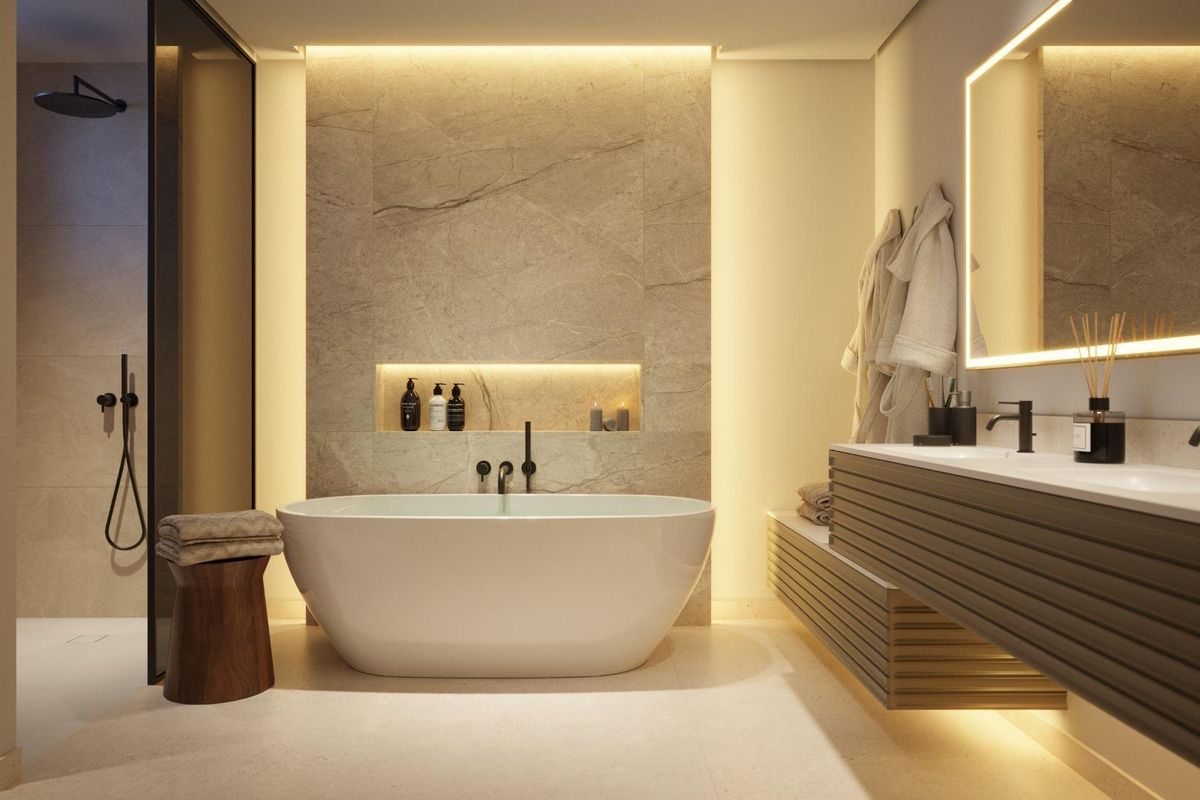 Luxueuze badkamer in een appartement in Benahavís met moderne armaturen en een ontspannend bad, perfect om te ontspannen.