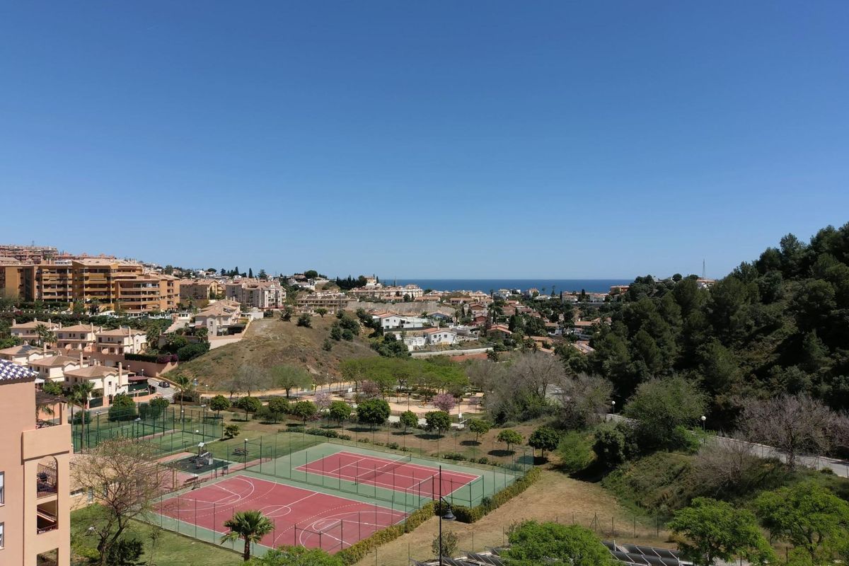 Schilderachtig uitzicht vanuit een appartement op sportvelden en kustlandschap in Fuengirola.