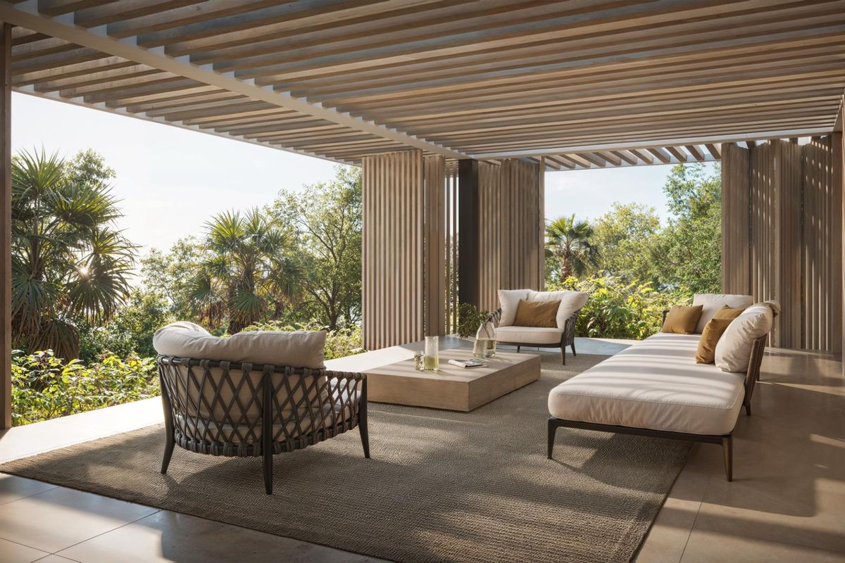 Uitnodigende lounge ruimte binnen de villa, met natuurlijk licht en uitzicht op het omringende landschap.