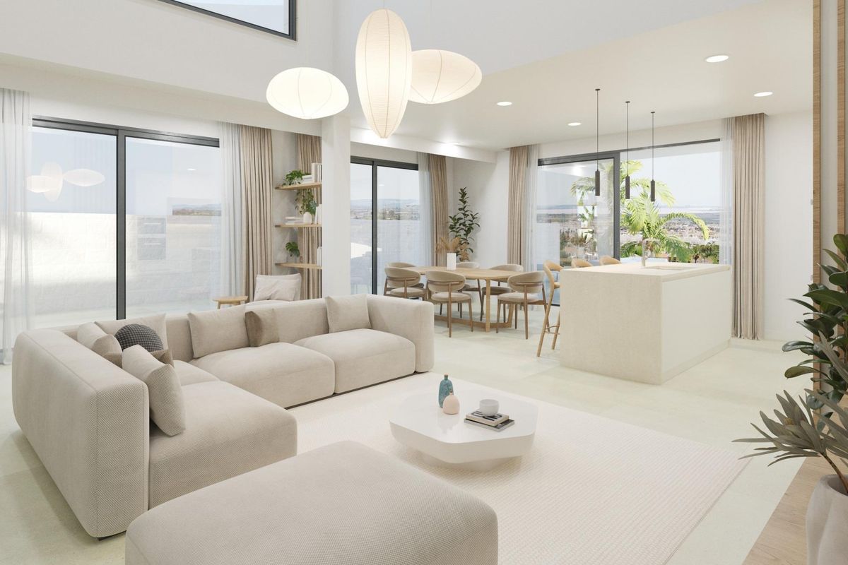 Ruime woonkamer met modern design, grote ramen en comfortabele zitplaatsen in een villa in Ciudad Quesada.