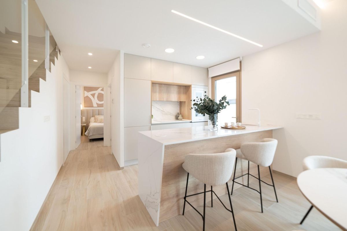 Moderne keuken en gangzicht in de villa in Rojales, met een strak ontwerp en open indeling.