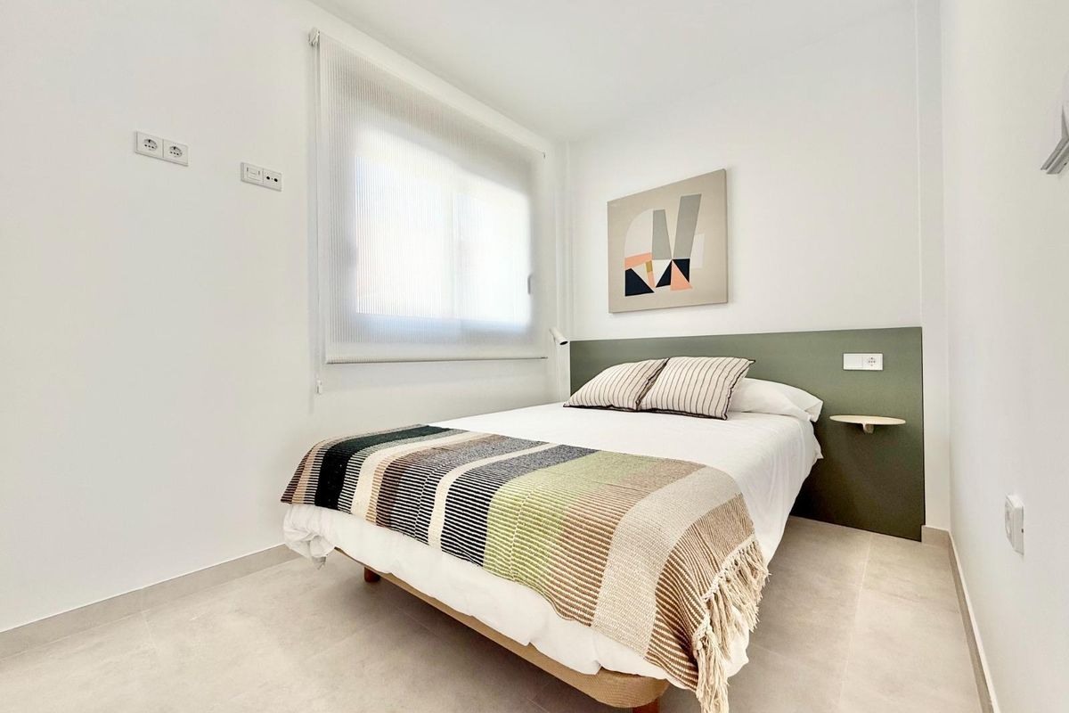 Comfortabele slaapkamer met twee eenpersoonsbedden en stijlvolle inrichting in een 3-slaapkamer townhouse in Cox, Costa Blanca.