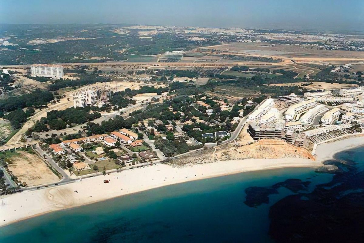 Luchtfoto van Orihuela Costa met zijn kustlandschap en woningen.