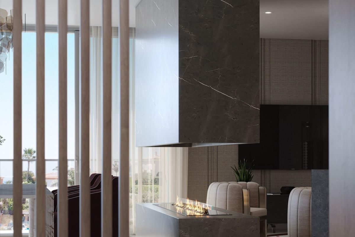 Gezellig haardelement in de villa dat luxe ontwerp combineert met prachtig uitzicht in Estepona.