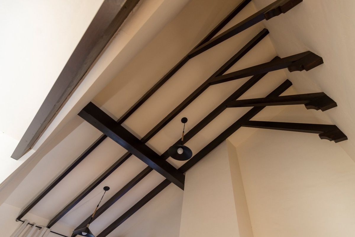 Artistieke plafondbalken in de woonkamer van de villa, die karakter toevoegen in Fuente Álamo, Costa Calida.