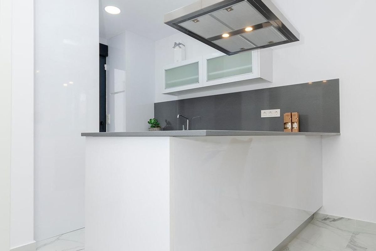 Moderne keuken met een strak ontwerp en marmeren vloeren in een 3-slaapkamer villa in Torrevieja, Costa Blanca.