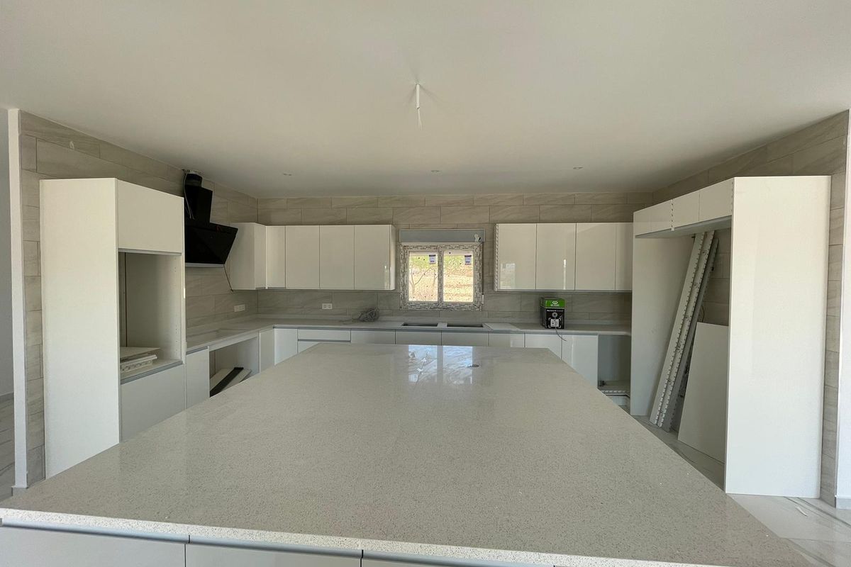 Close-up van de moderne keuken, met strakke kasten en een ruime indeling in Pinoso, Costa Blanca Zuid.