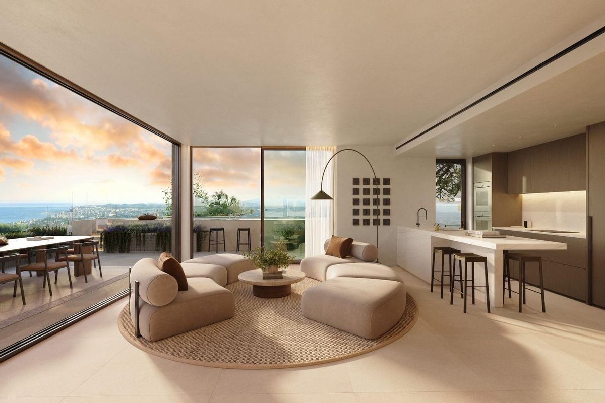 Moderne keuken en leefruimte in een appartement in Fuengirola, met grote ramen die een prachtig uitzicht bieden.