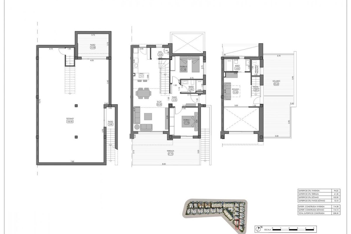 Plattegrond van een 3-slaapkamer townhouse in Algorfa, die indeling en voorzieningen over drie niveaus toont.