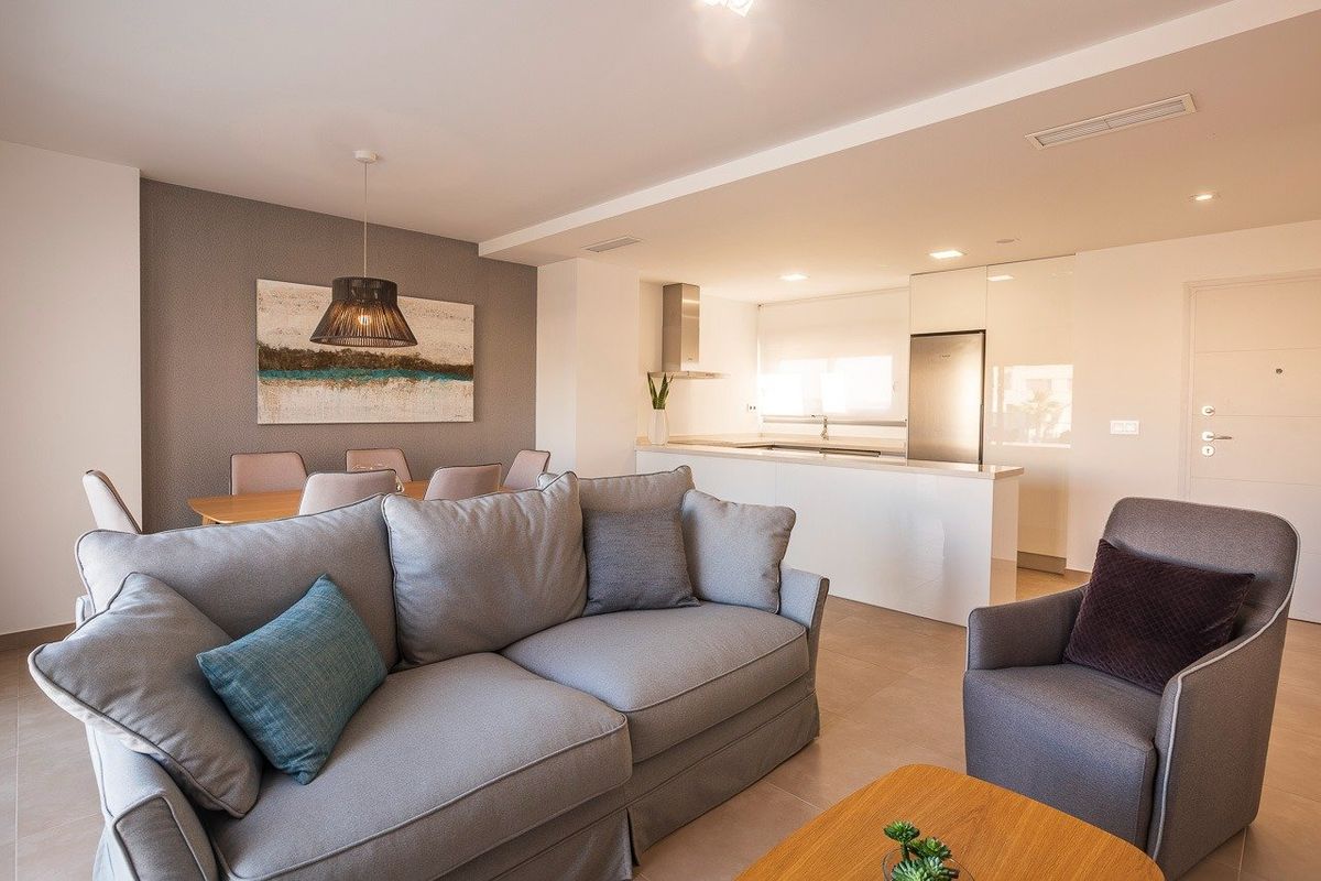 Heldere woonruimte met keuken toegang en uitzicht op het buitenterrein in Orihuela, Costa Blanca Zuid, Spanje.