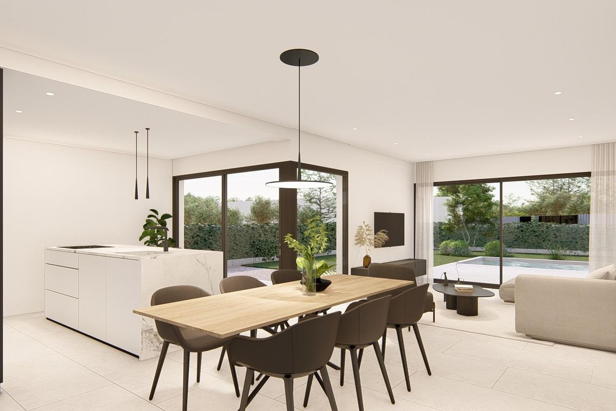 Open woonkamer in een moderne villa in Molina De Segura, Spanje. Eethoek, keuken en woonkamer zichtbaar met toegang tot het zwembad.