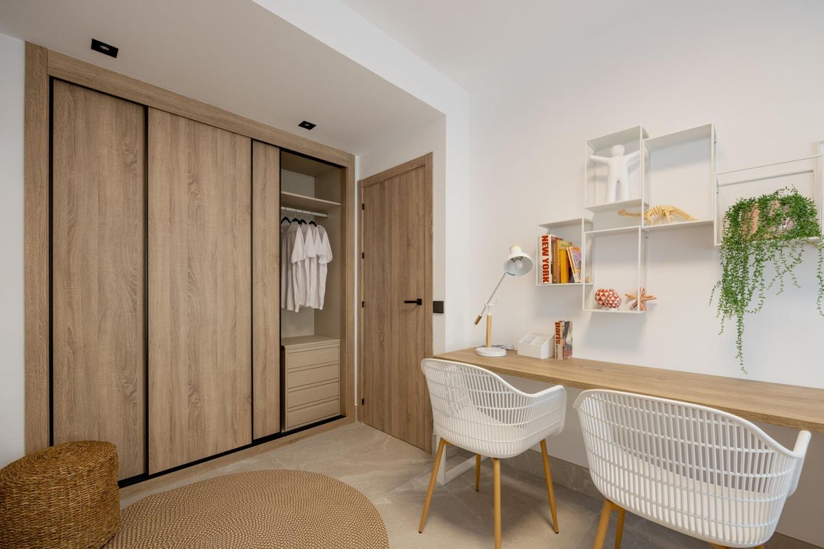 Functionele studeerplek met modern ontwerp in een 3-slaapkamer herenhuis in Istán, Costa del Sol.