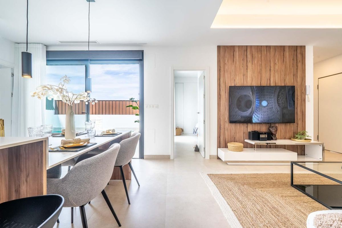 Eetruimte in een villa in Torre Pacheco, elegant gedekt met servies en uitzicht op de tuin.