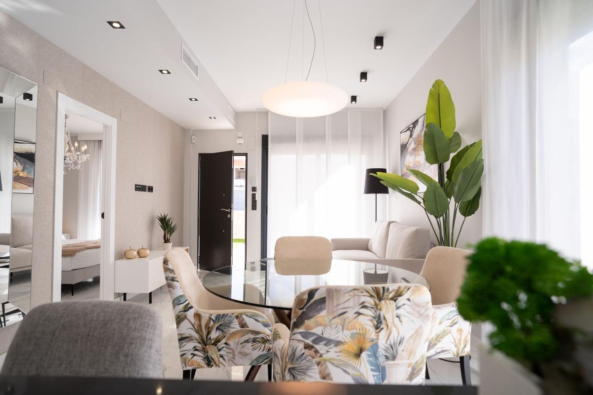 Heldere eetruimte in een 3-slaapkamer appartement op de begane grond in Pilar de La Horadada, met stijlvol meubilair en decor.