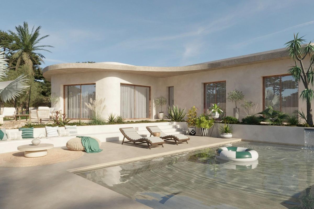 Uitzicht op het uitnodigende zwembad en de ligweide van de 4-slaapkamer villa in San Fulgencio, omgeven door groen.