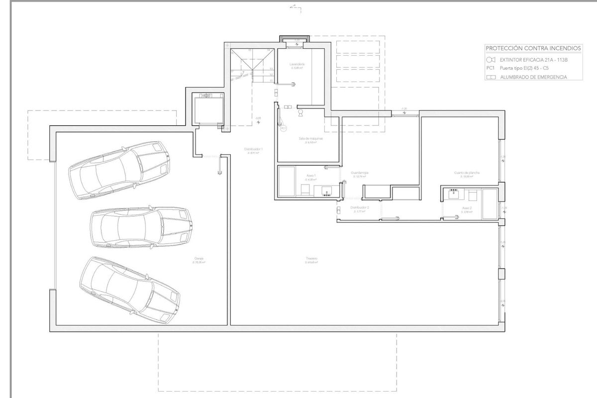 Grondplan met parkeerplaats en indeling van een 5-slaapkamer villa in Estepona, Costa del Sol.