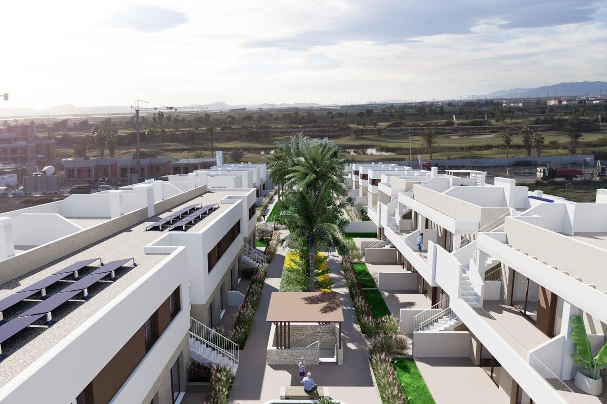 Een ander luchtperspectief van een bungalowcomplex in weelderige omgeving, Los Alcazares, Spanje.