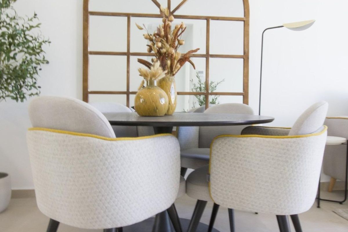 Moderne eetruimte met een ronde tafel en stijlvolle stoelen in het 3-slaapkamer appartement in San Fulgencio.