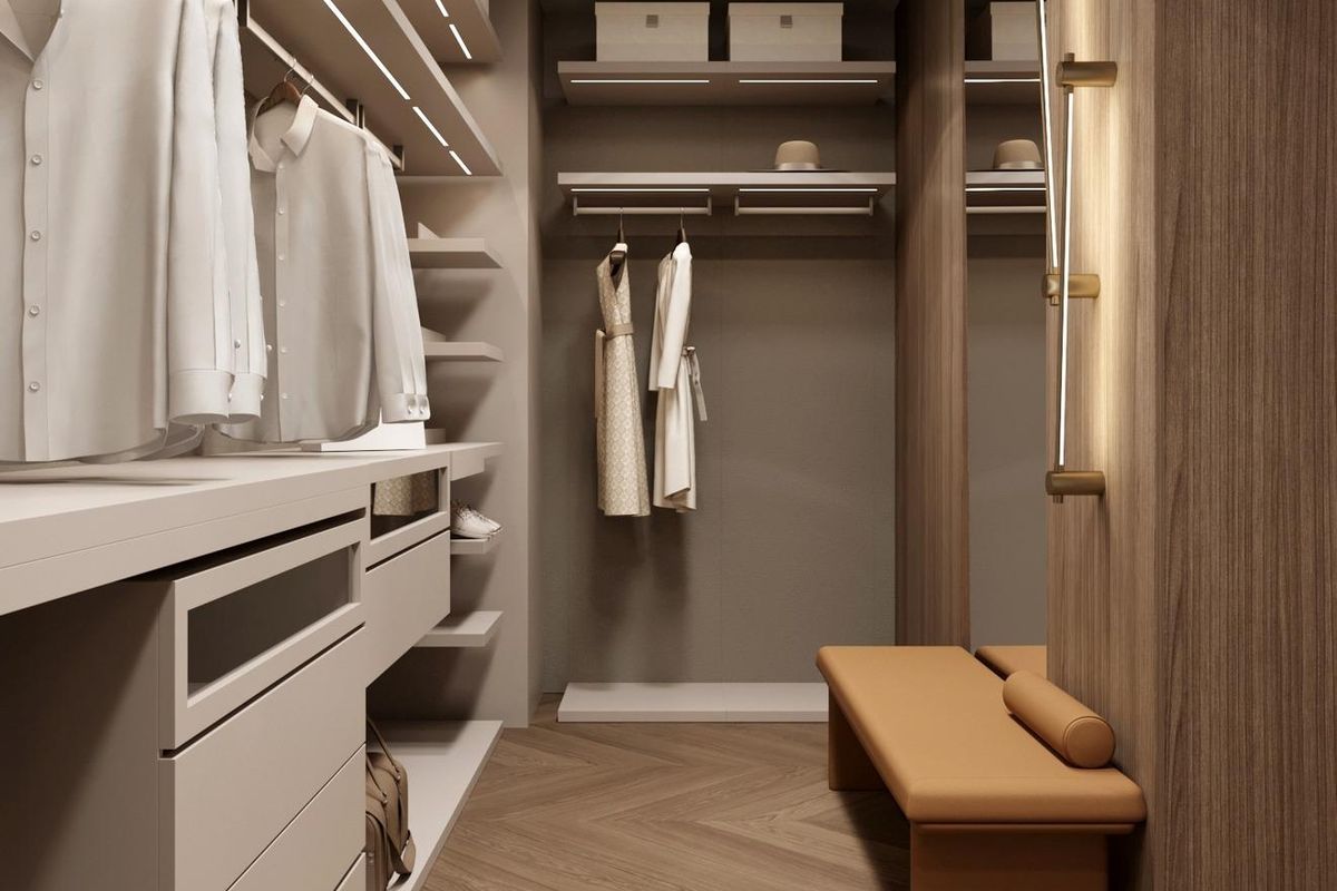 Georganiseerde inloopkast met hedendaags ontwerp in een 6-slaapkamer villa in Marbella, Costa del Sol.