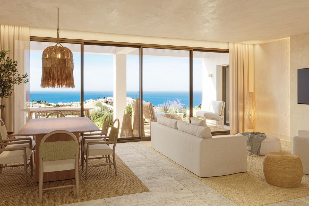 Heldere woonkamer met uitzicht op zee, met een eettafel en moderne decoratie in Mojacar, Costa de Almeria.