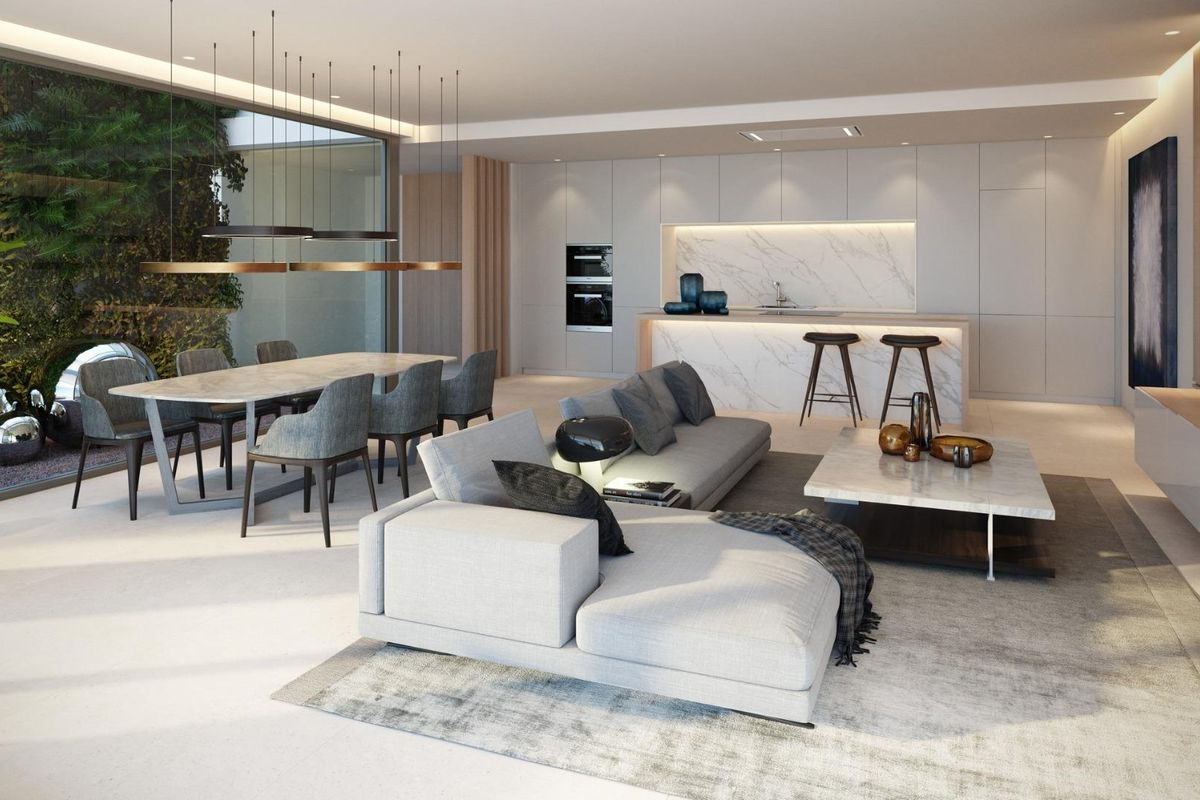 Elegante eet- en woonruimte in het penthouse met moderne decoratie in Benahavís.
