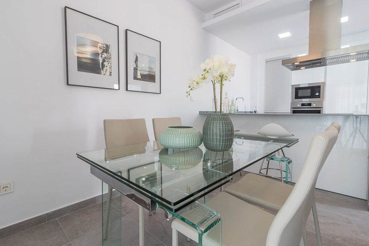 Close-up van de eettafel met decoratieve elementen in een 3-slaapkamer appartement op de begane grond in Torrevieja.