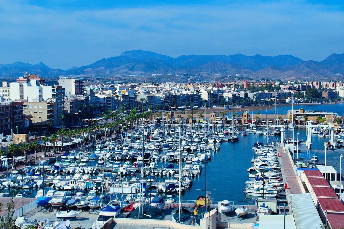 Nog een uitzicht op de levendige haven van Fuente Álamo vol met boten, die de kustvibe toont.
