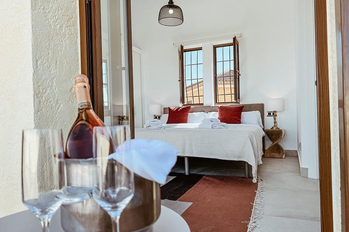 Uitnodigende slaapkamer met gezellige decor en uitzicht vanuit een 3-slaapkamer villa in Cuevas Del Almanzora.